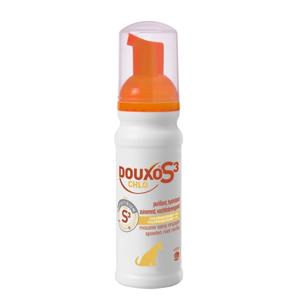 Weiße Flasche mit orangefarbenem Sprühkopf. Aufschrift Douxo S3 Chlo. Gelbes Logo mit Hund. Text: purifiant, hydratant, zilverend, vochtinbrengend.