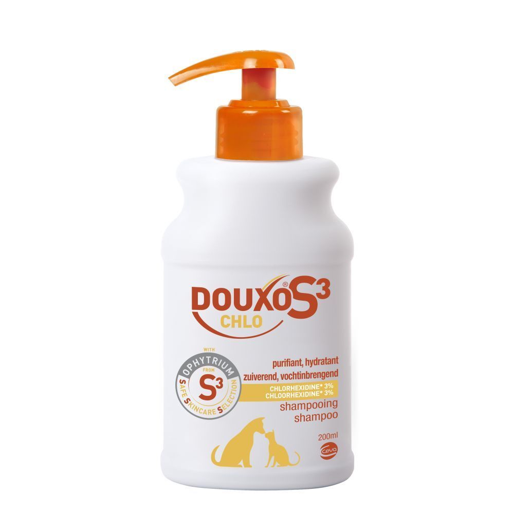 Weiße Flasche mit orangefarbenem Pumpkopf. Aufschrift: Douxo S3 Chlo. Produkt für Hunde und Katzen.