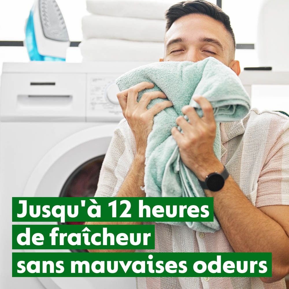 Homme sentant une serviette fraîche, offrant jusqu'à 12h de fraîcheur sans odeurs.