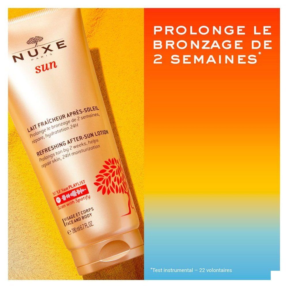 Jambes d'une femme à la peau brillante, assise en extérieur.