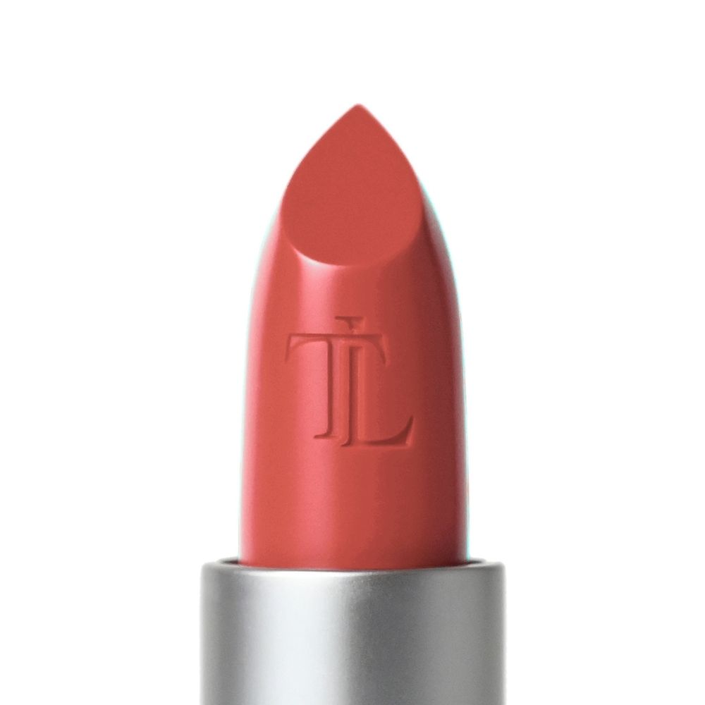Gros plan sur le rouge à lèvres Rosa 66. Bâton de rouge à lèvres avec logo en relief. Couleur rose.