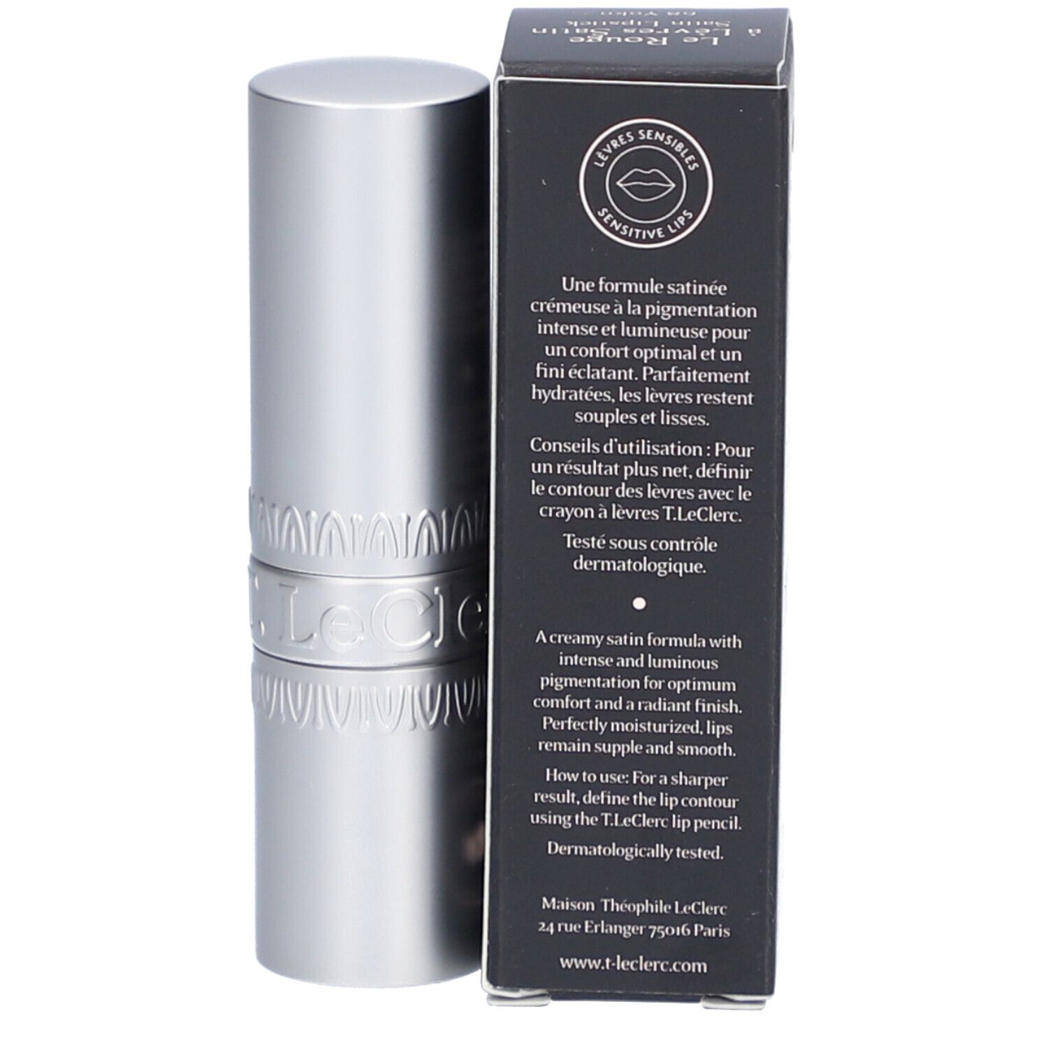 Lippenstift und Schachtel. Auf der Schachtel steht Text über das Produkt und die Marke.  "Testé sous contrôle dermatologique".