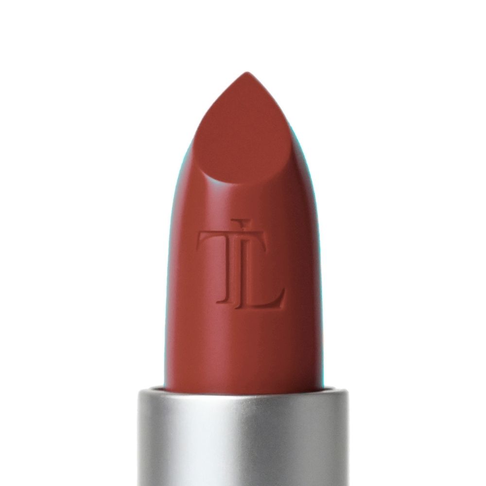 Gros plan sur la pointe du rouge à lèvres. Pointe de rouge à lèvres marron avec le logo "T. LeClerc".