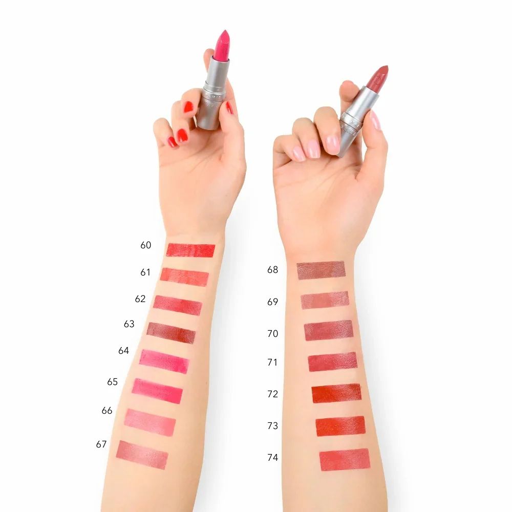 Deux mains avec des échantillons de rouge à lèvres. Différentes couleurs sur le bras. Numéros de couleur.