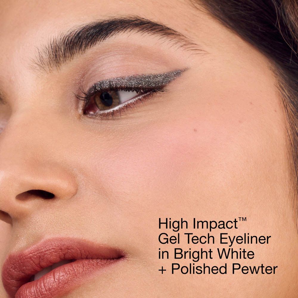 Nahaufnahme eines Auges mit Eyeliner. Text: High Impact Gel Tech Eyeliner in Bright White + Polished Pewter.