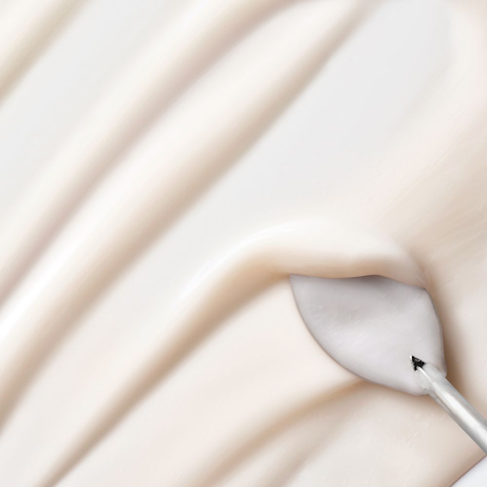 Crème avec spatule. Texture de crème appliquée avec une spatule. Motif ondulé.