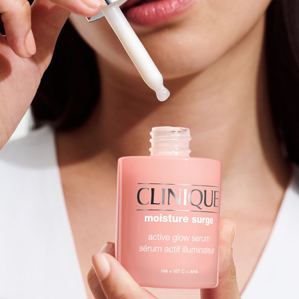 Flacon rose avec compte-gouttes. Inscription : CLINIQUE moisture surge active glow serum.
