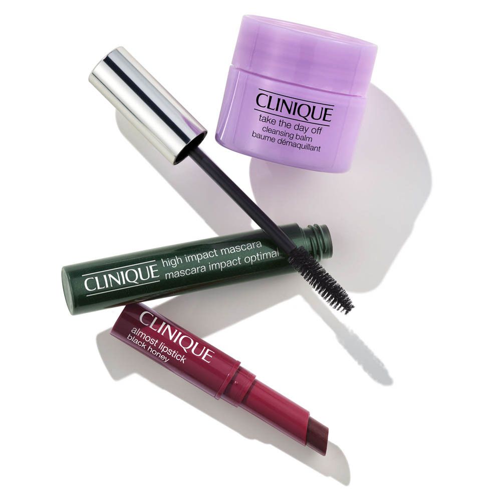Clinique Make-up-Produkte: Mascara, Reinigungsbalsam und Lippenstift.