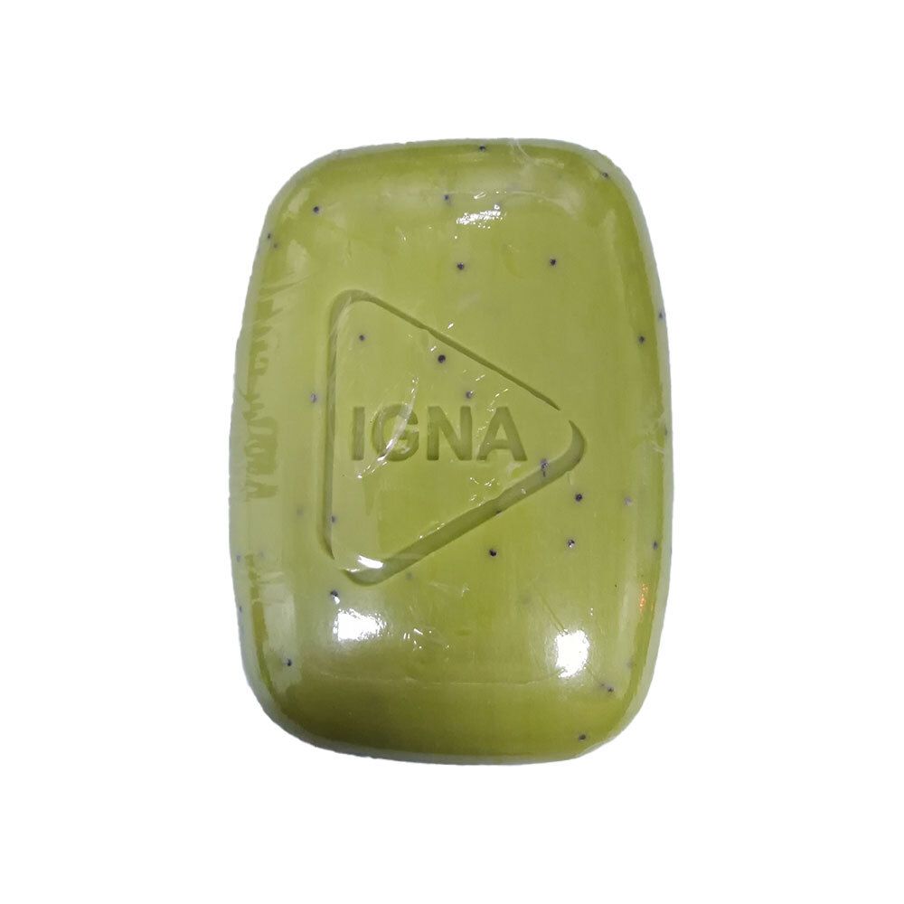 Grünes Seifenstück mit schwarzen Punkten, in Folie verpackt. Mit einem eingeprägten Dreieck mit dem Wort IGNA.