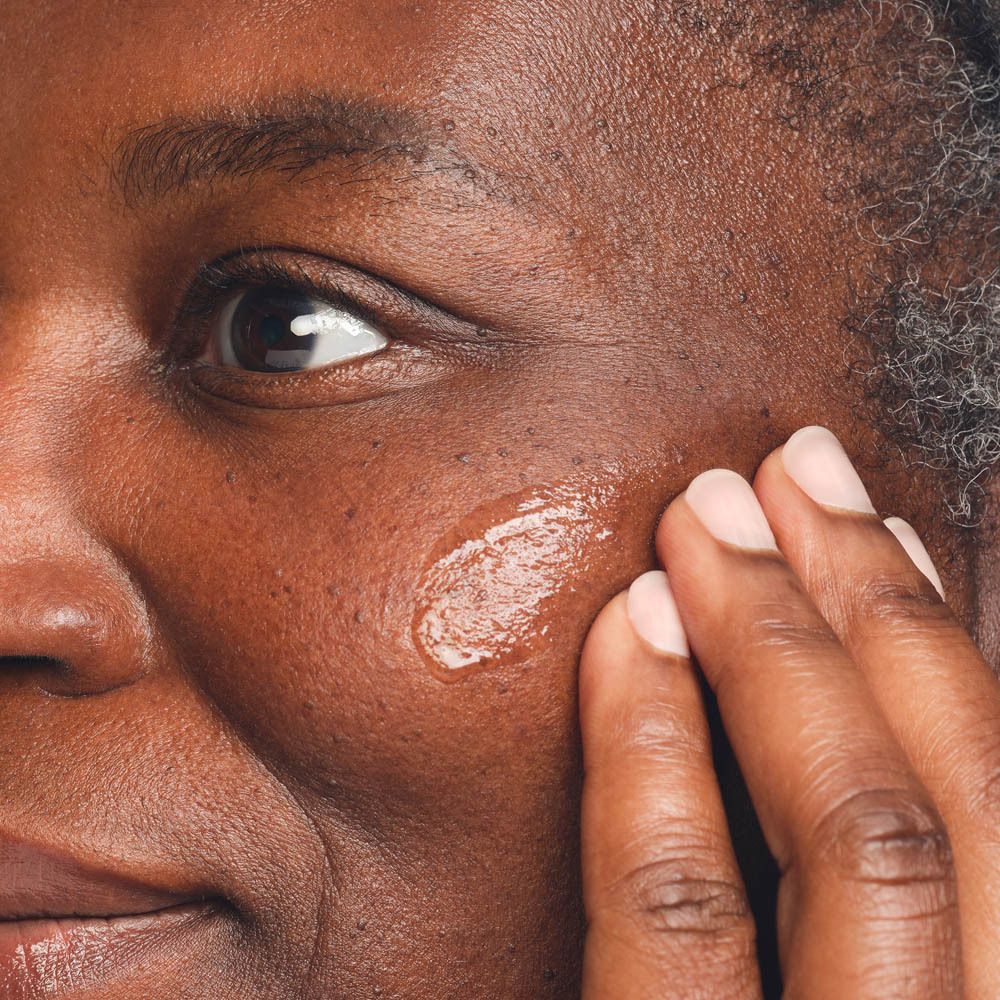 Personne appliquant le sérum. Produit : The Ordinary GF 15% Solution Serum. Zone de peau.