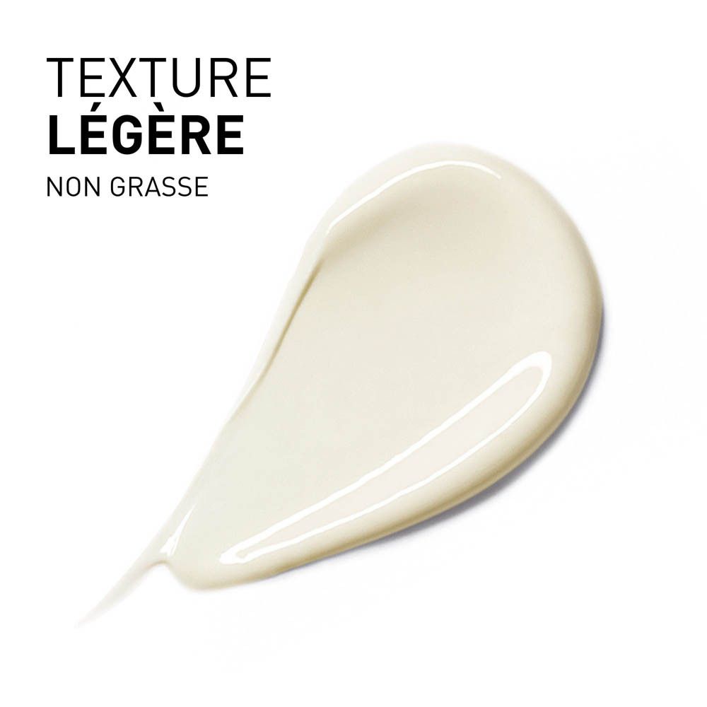 Démonstration de texture de crème solaire. Application sur fond blanc. Texte: Texture légère, non grasse.