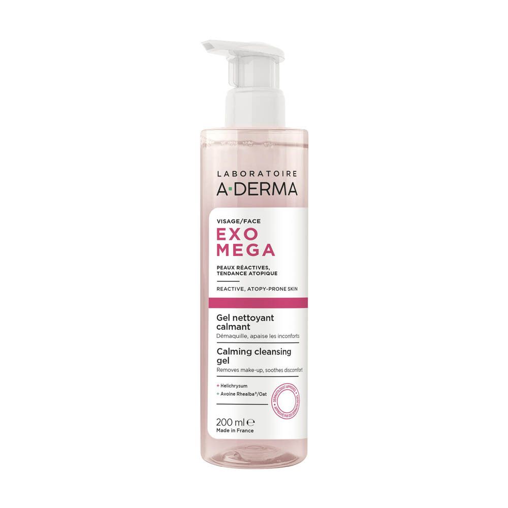 Gel nettoyant A-Derma Exomega, liquide transparent en flacon pompe. Inscriptions: Visage/Face, Peaux réactives, tendance atopique.