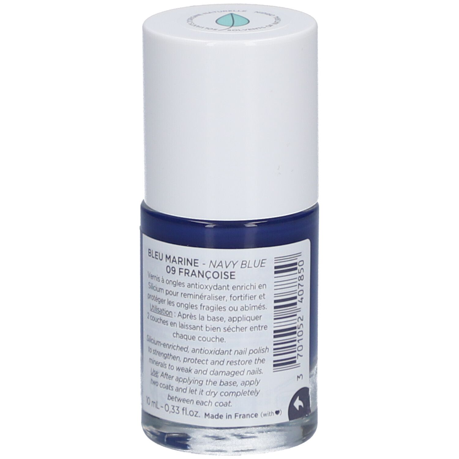 Nagellackflasche, dunkelblaues Produkt. Weißer Deckel, Produktname und Inhaltsstoffe auf dem Etikett.