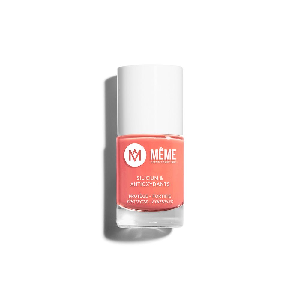 Flacon de vernis à ongles rose. Inscription: MÊME, Silicium & Antioxydants. Protège et fortifie.