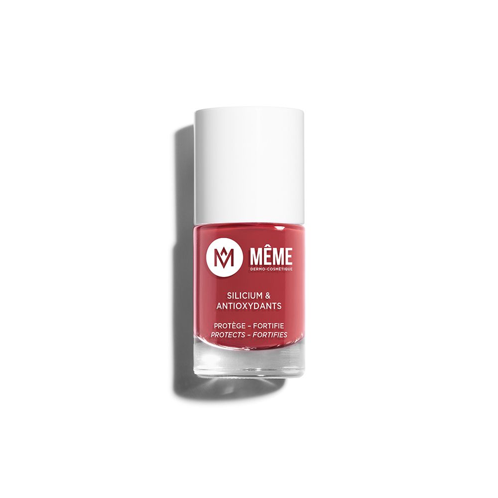 Flacon de vernis à ongles rouge avec bouchon blanc. Marque MÊME. Inscription: Silicium & Antioxydants.