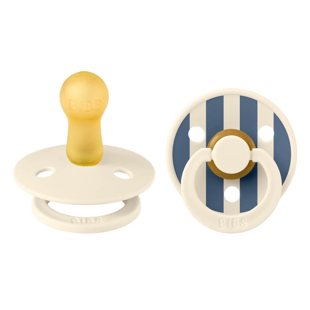 Deux sucettes BIBS. Une sucette à rayures bleues et blanches. L'autre est jaune.
