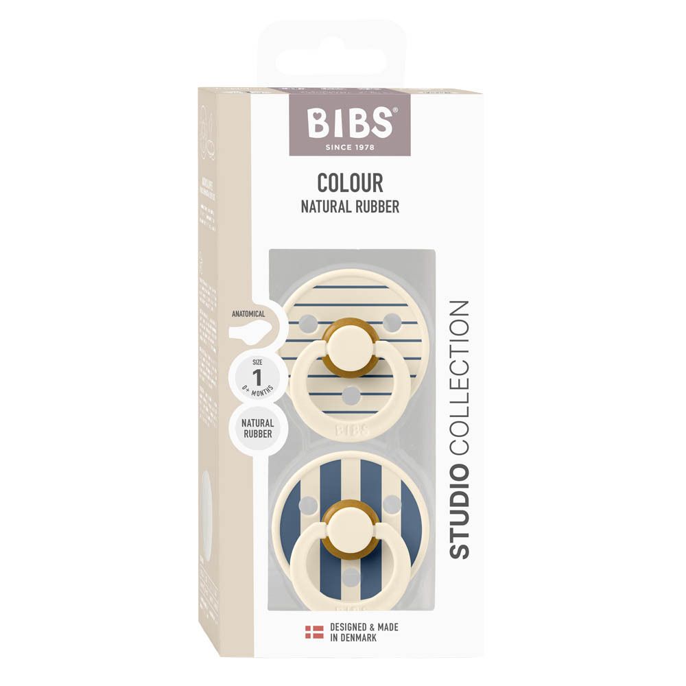 Boîte de deux sucettes. Logo BIBS, 'COLOUR', 'NATURAL RUBBER'. Deux sucettes à rayures bleues et blanches.