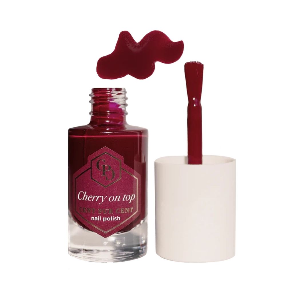 Vernis à ongles Cent Pur Cent 'Française'. Flacon ouvert avec pinceau et échantillon de vernis à côté.