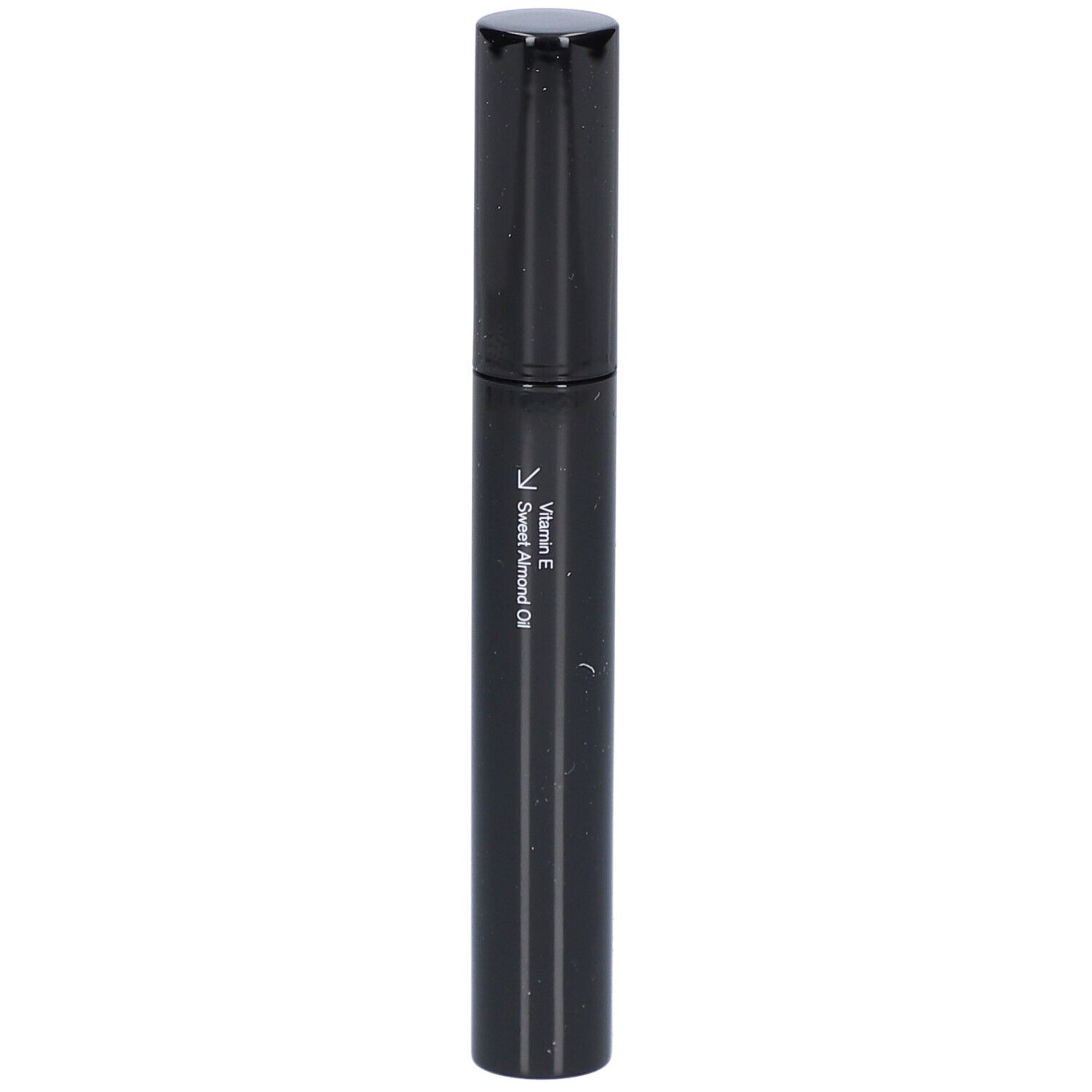 Schwarze Mascara-Tube mit schwarzem Deckel. Text: Vitamin E, Sweet Almond Oil.