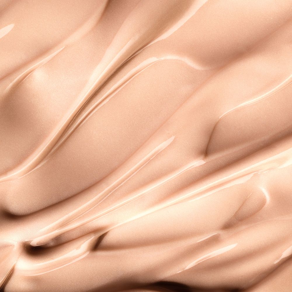 Nahaufnahme einer Creme mit welliger Textur. Farbton: hellbraun.