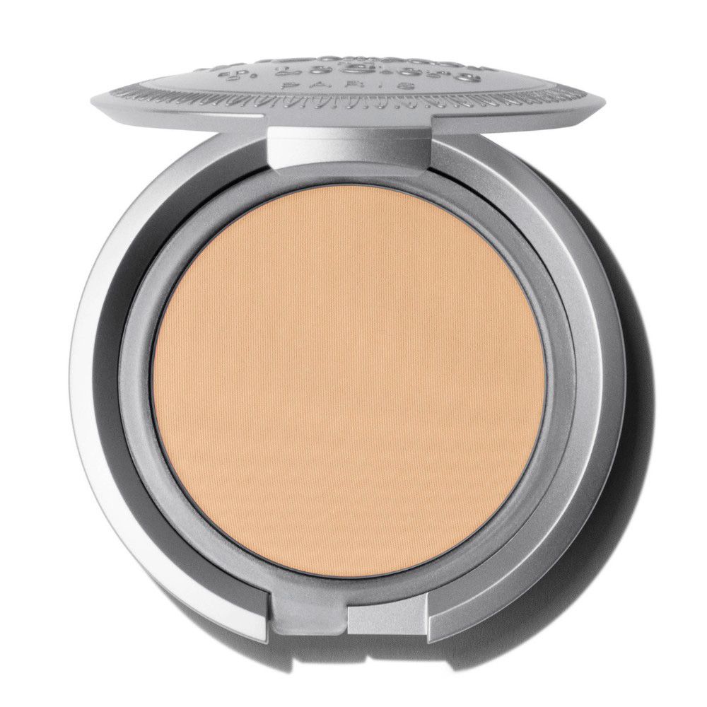 Fond de teint compact ouvert. Poudre dans un boîtier argenté.