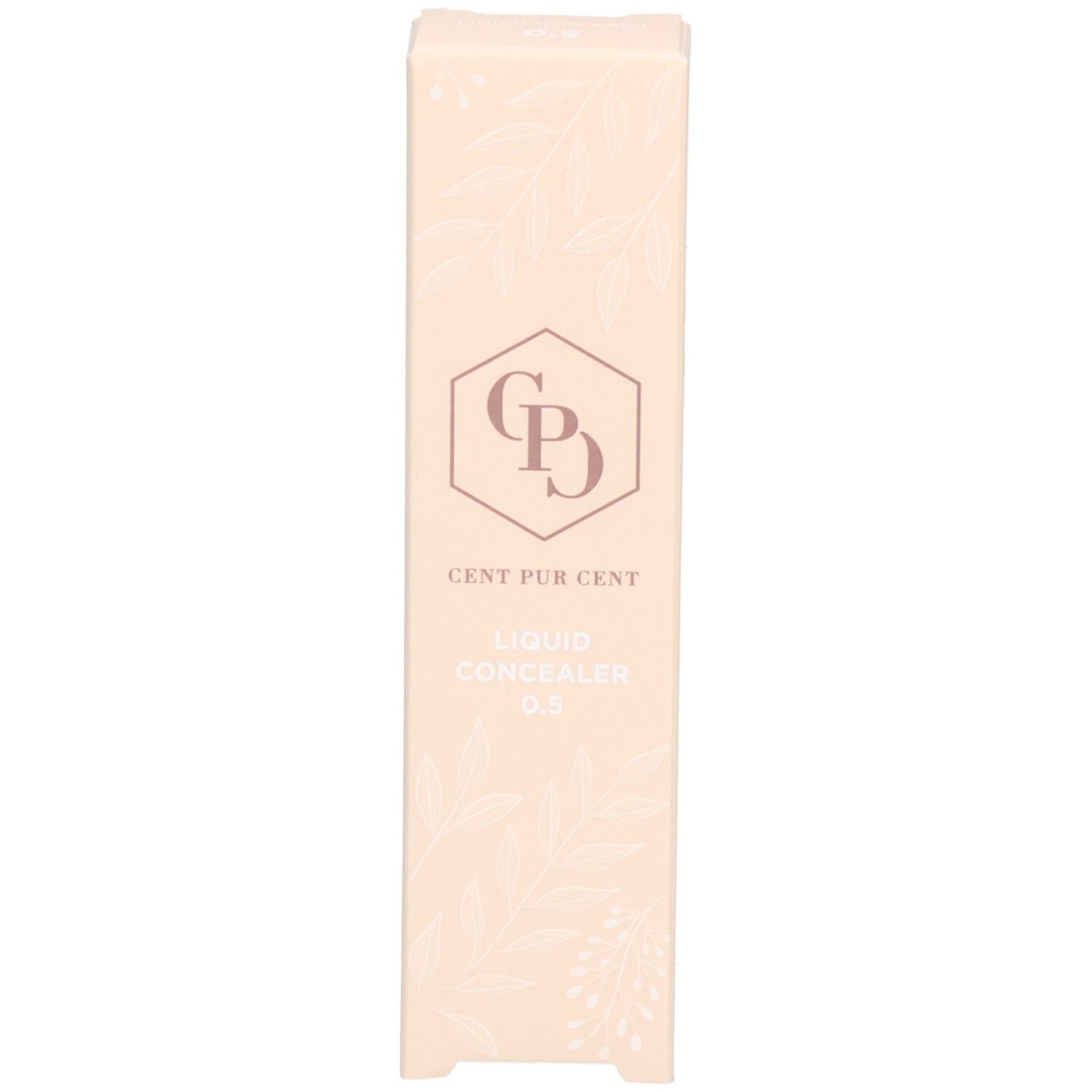 Kartonverpackung. Aufschrift: Cent Pur Cent, Liquid Concealer, 0.5. Logo: CPD. Beige Hintergrund.