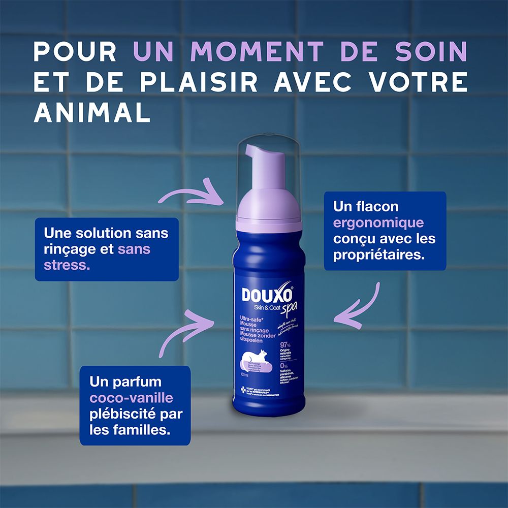 Flacon de mousse Douxo Spa avec pompe et accents roses.