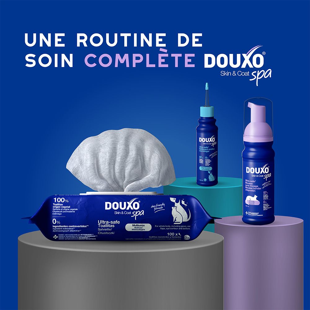 Flacon de mousse Douxo Spa avec pompe et accents roses.