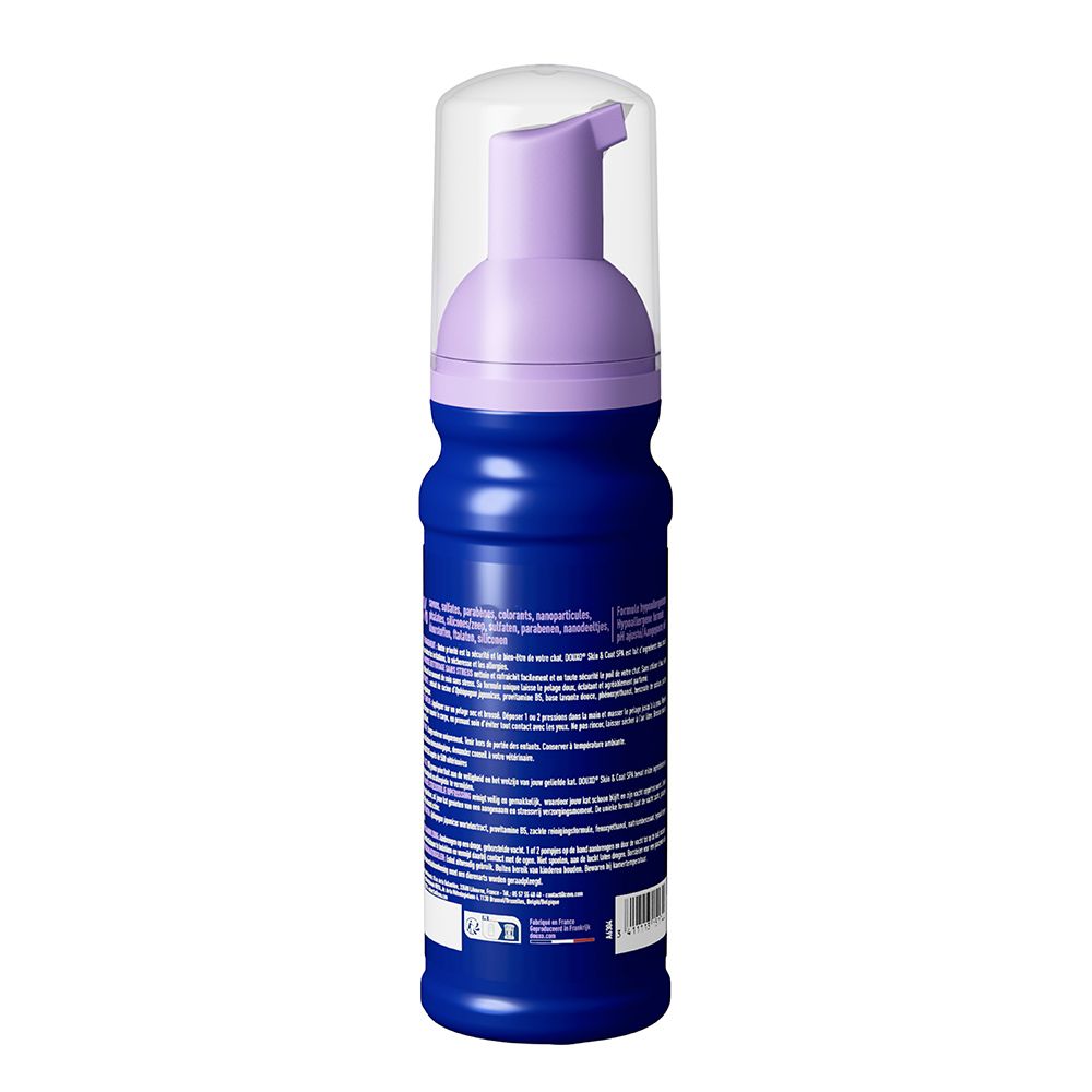 Flacon de mousse Douxo Spa avec pompe et accents roses.