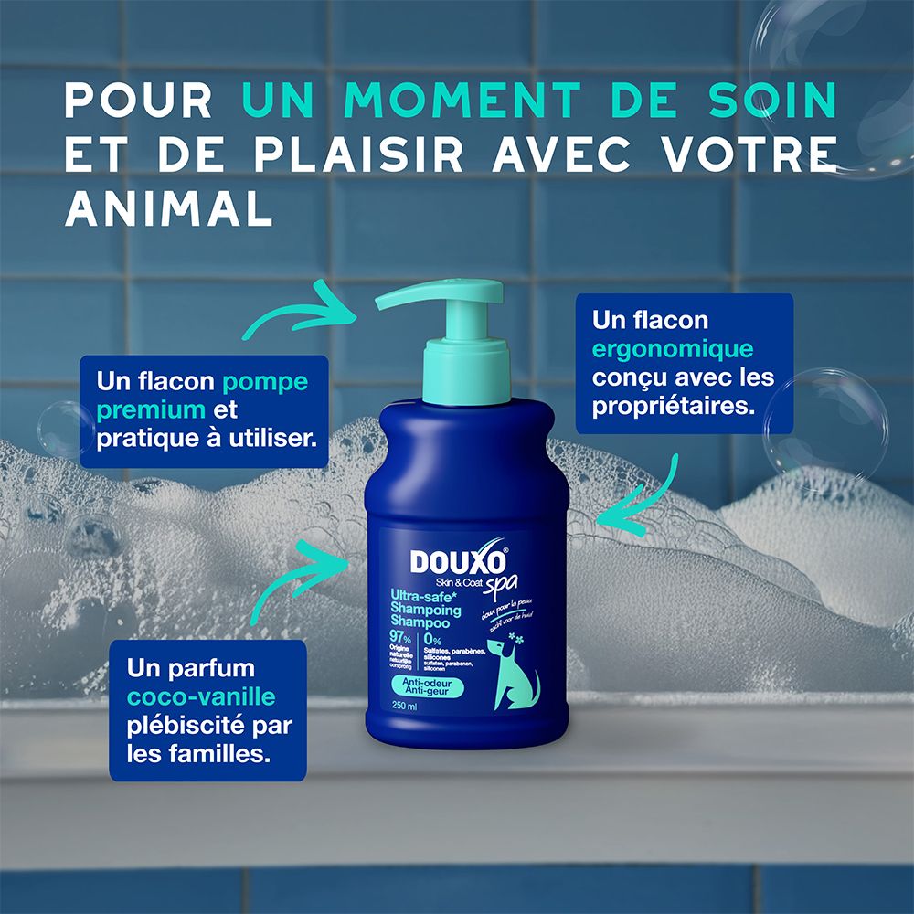 Chien sur un canapé bleu. Texte : Améliore la qualité du pelage, le laissant frais et agréablement parfumé.