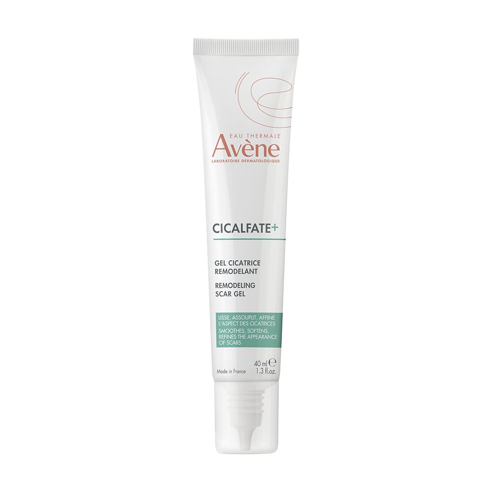Weiße Tube mit Produkt. Marke Avène, Cicalfate+ Gel. Text auf Französisch und Englisch.