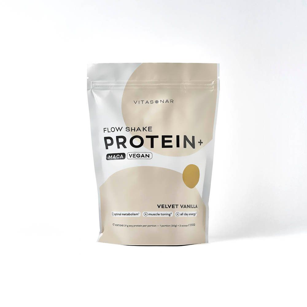 Sachet Vitasonar Flow Shake Protein+. Inscription: Maca Vegan, Velvet Vanilla. Cercle doré. Texte: métabolisme optimal, tonification musculaire, énergie.
