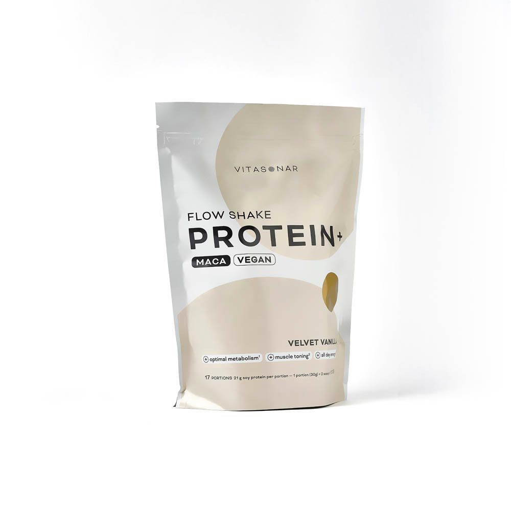 Sachet Vitasonar Flow Shake Protein+. Inscription: Maca Vegan, Velvet Vanilla. Cercle doré. Texte: métabolisme optimal, tonification musculaire, énergie.