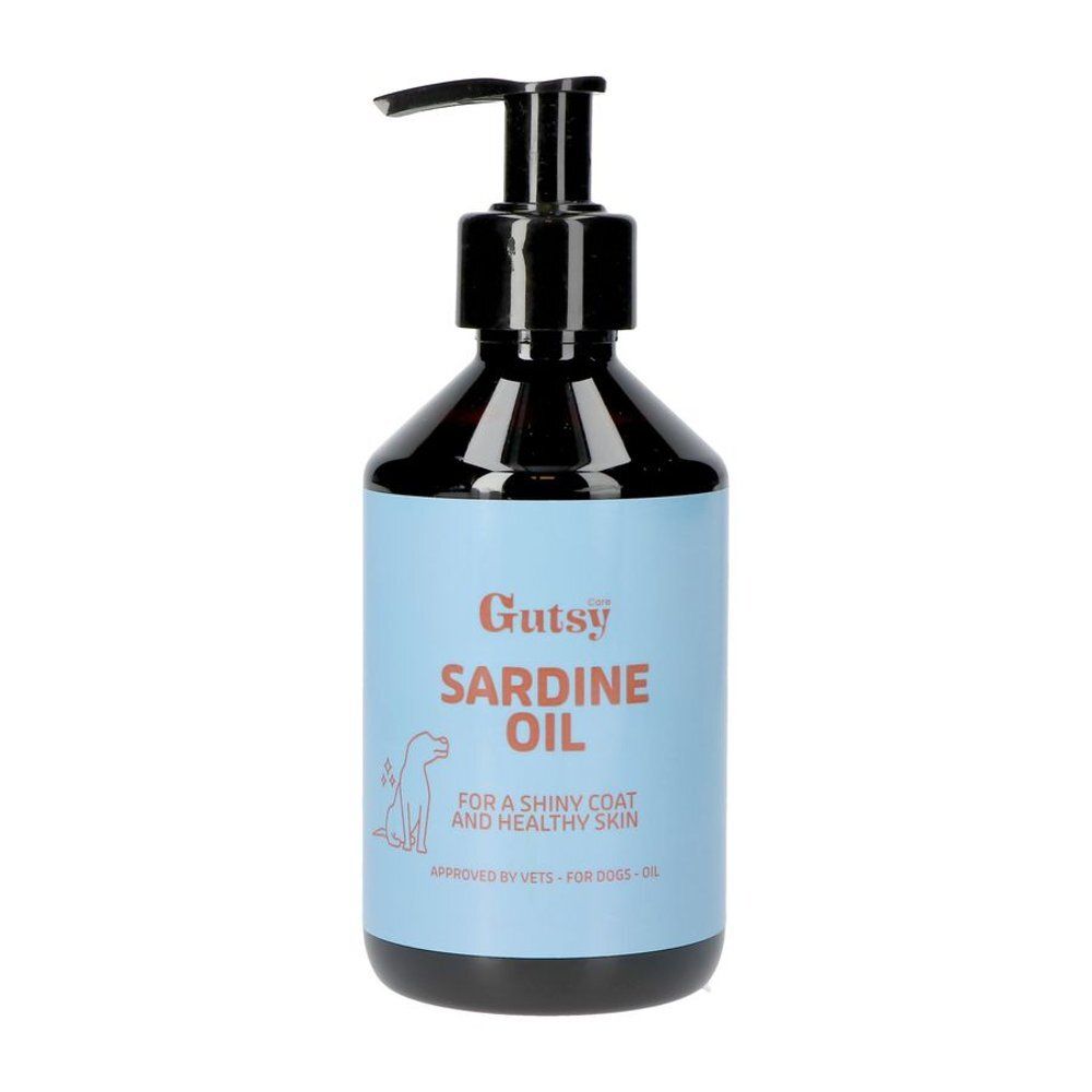 Flacon avec pompe. Étiquette bleu clair avec "Gutsy Sardine Oil". Pour un pelage brillant et une peau saine. Pour chiens.