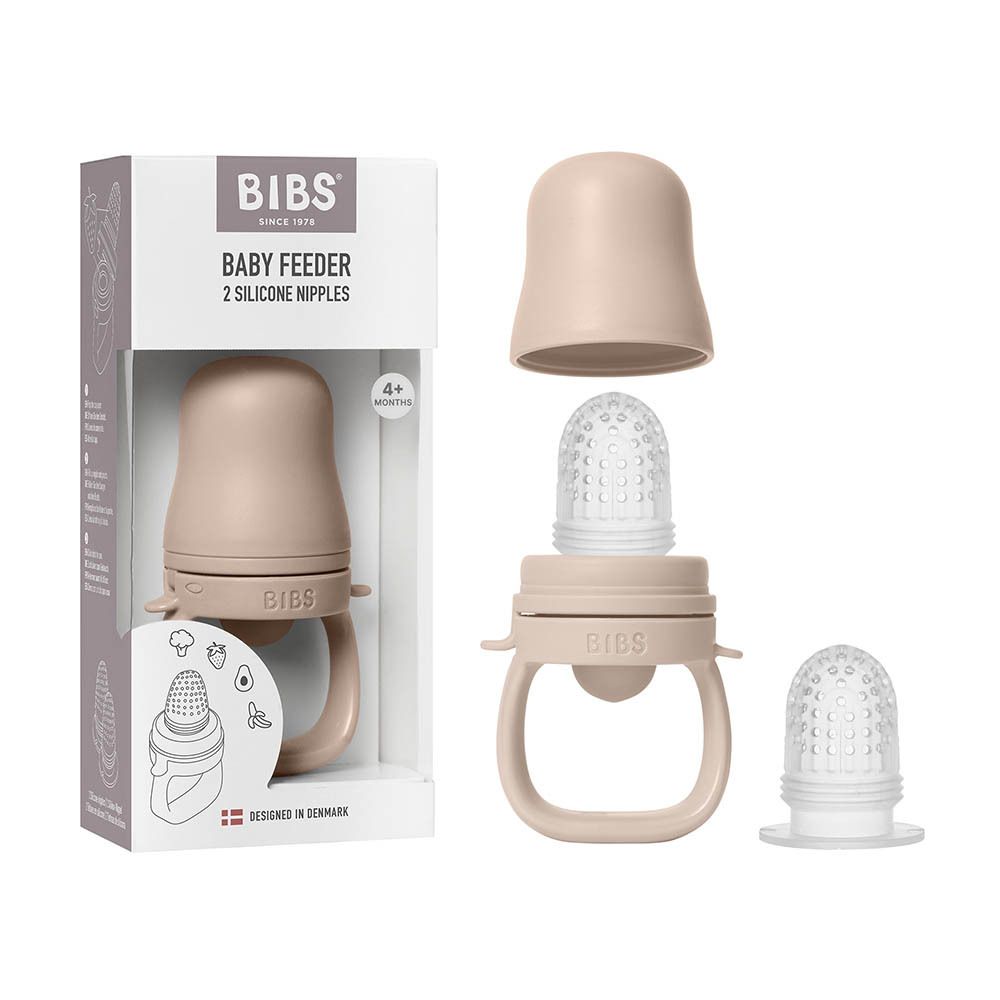 BIBS Baby Feeder Blush, démonté. Tétine, poignée et couvercle. Silicone rose. Pièces détachées à côté de l'emballage.