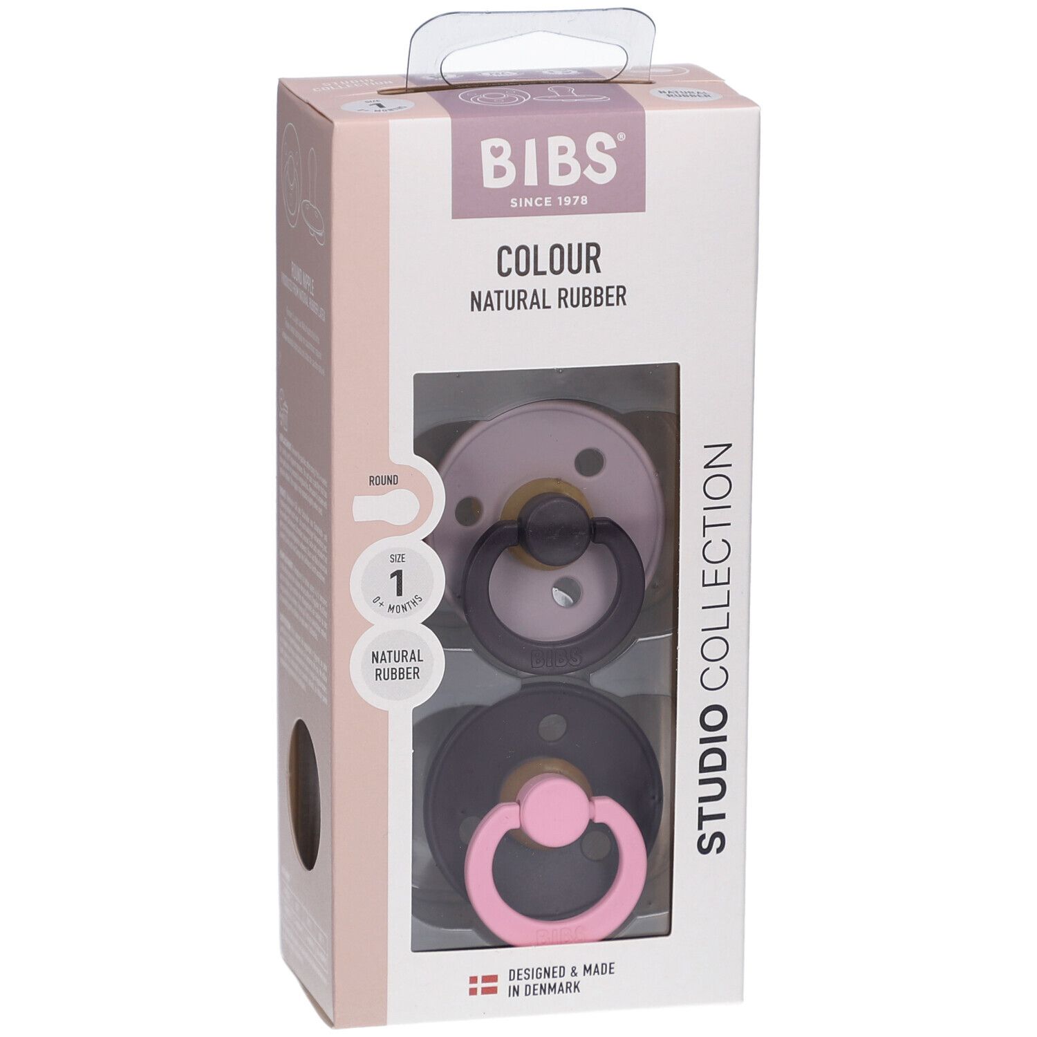 Verpackung mit zwei Schnullern. BIBS-Logo, Schriftzug „COLOUR NATURAL RUBBER“. Lilac/Plum, Größe 1, 0-6 Monate.