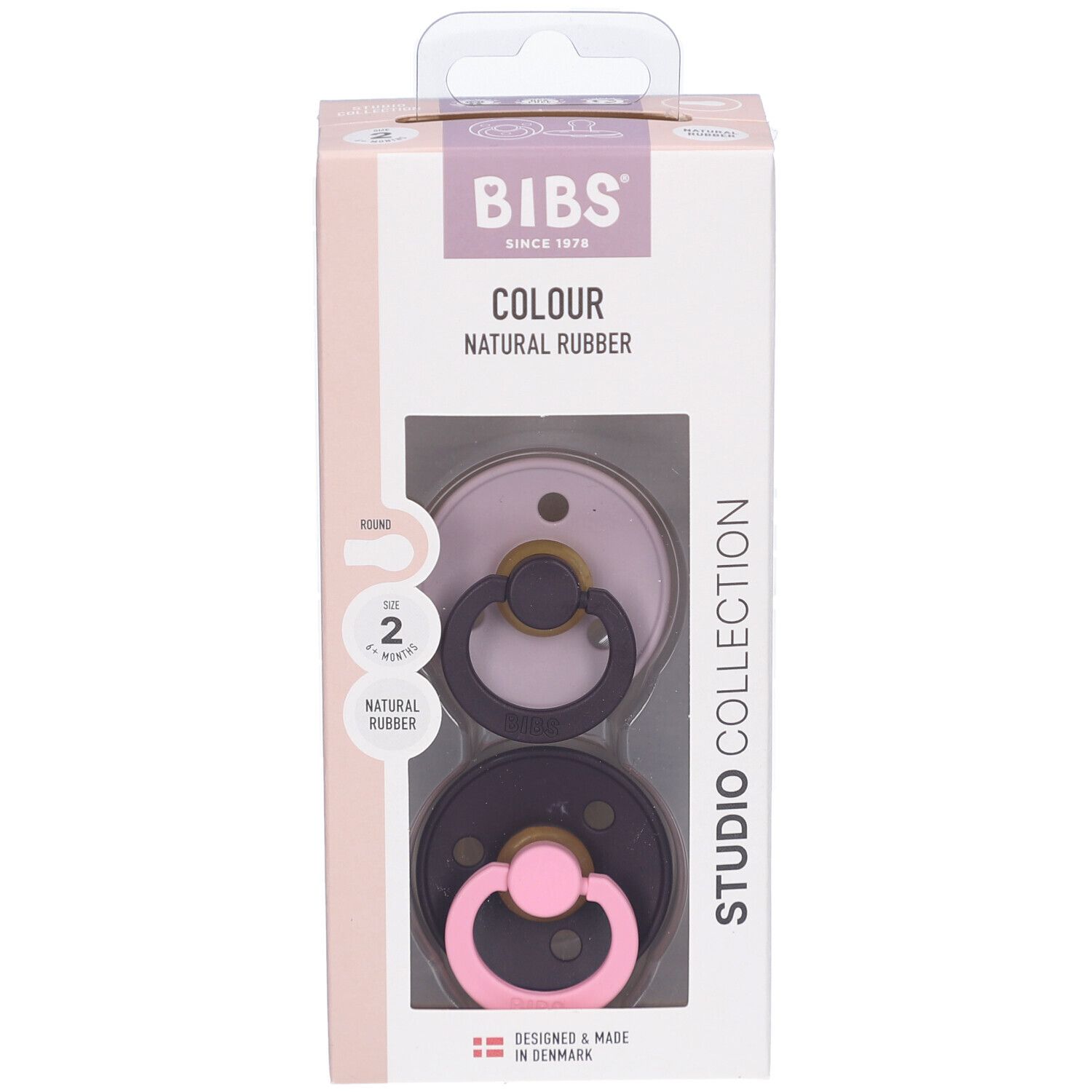 Verpackung mit zwei Schnullern. Marke BIBS, Farbe Lilac/Plum, Naturkautschuk. Größe 2, für 6-18 Monate.