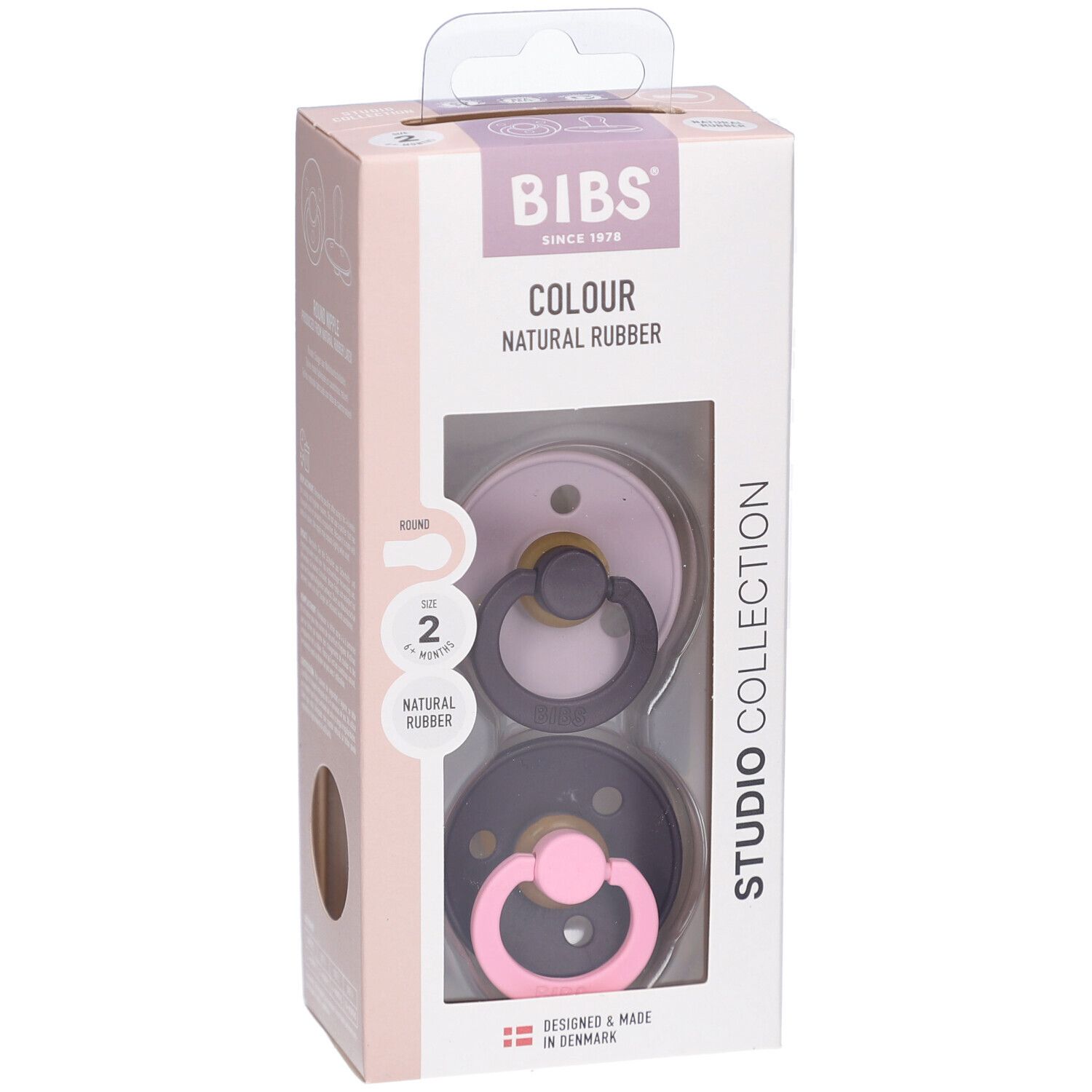 Verpackung mit zwei Schnullern. Marke BIBS, Farbe Lilac/Plum, Naturkautschuk. Größe 2, für 6-18 Monate.