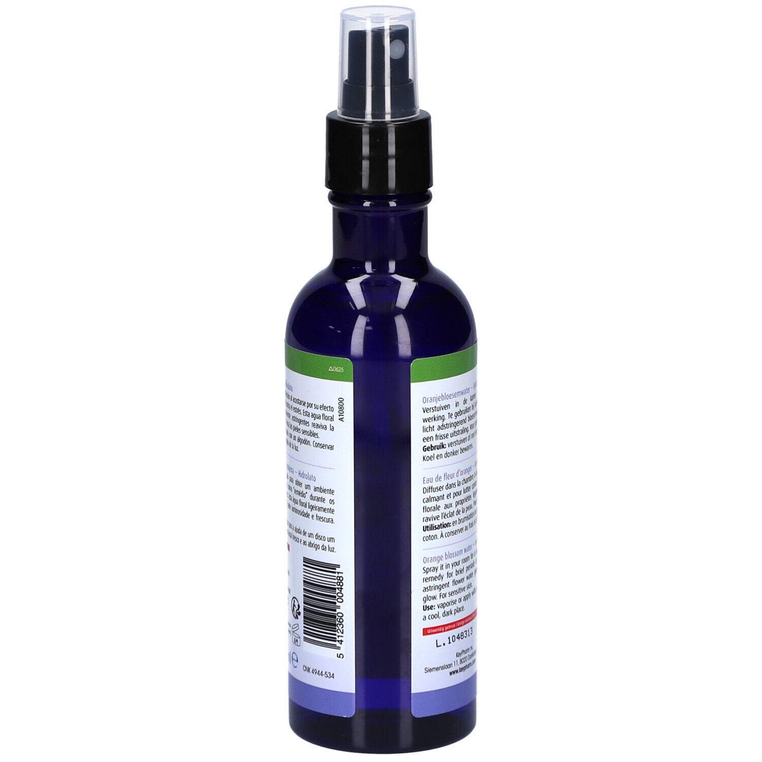 Rückseite der blauen Flasche. Text in mehreren Sprachen. Grüner Streifen mit weißem Text. Schwarzer Zerstäuber.