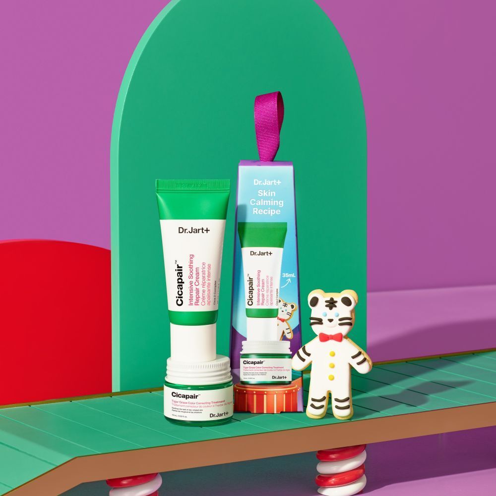 Coffret cadeau avec tubes et pots verts. Emballage violet imprimé. Inscription : Dr. Jart+ Skin Calming Recipe.