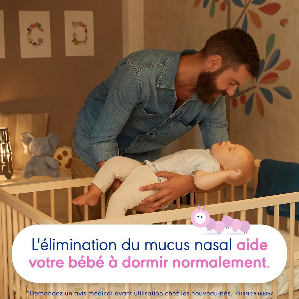 Gros plan d'un bébé à qui on insère un embout nasal. Texte: Conçus pour s'adapter au nez de votre bébé.