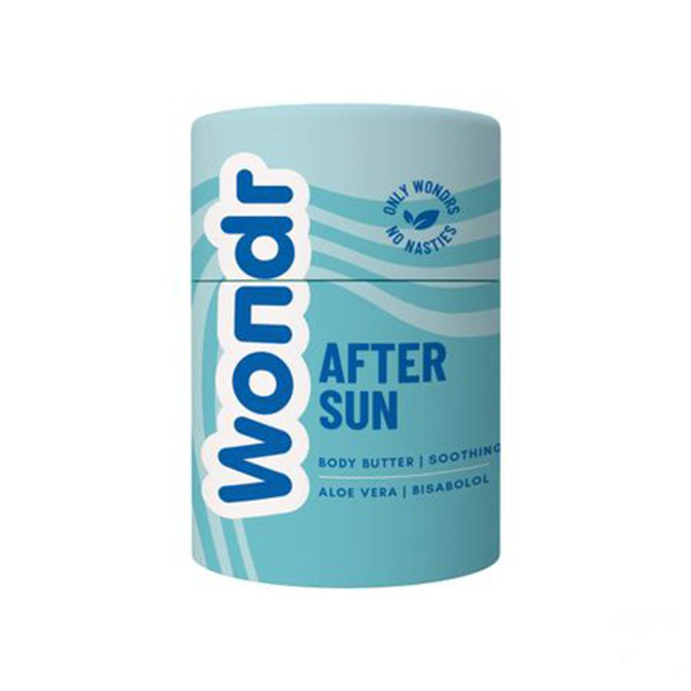 Emballage cylindrique bleu clair avec texte blanc. "Wondr" et "After Sun" sont visibles. Contient de l'aloe vera et du bisabolol.