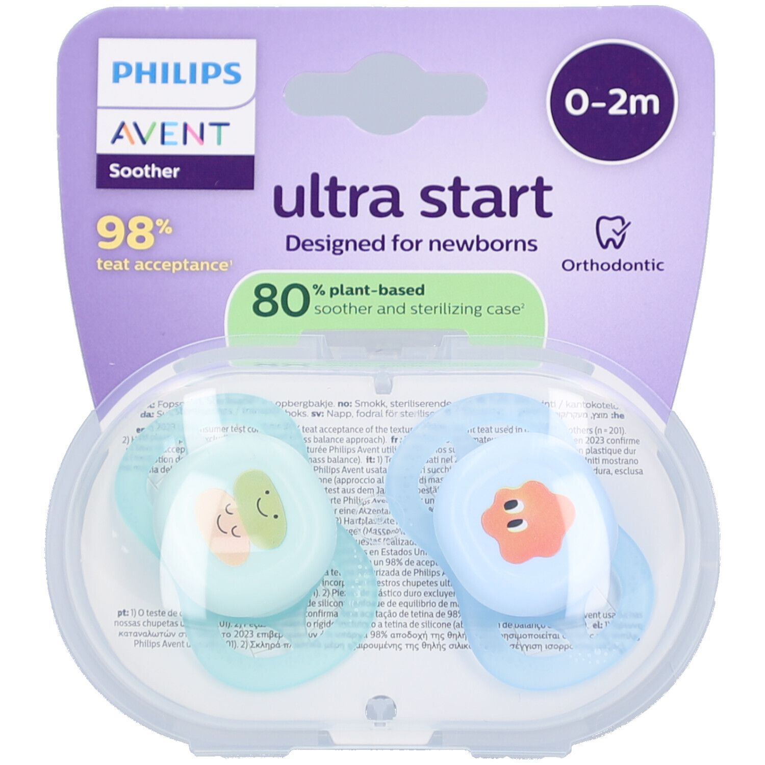 Zwei blaue Schnuller in einer transparenten Hülle. Verpackung mit Produktnamen und Logo. Altersempfehlung: 0-2 Monate.