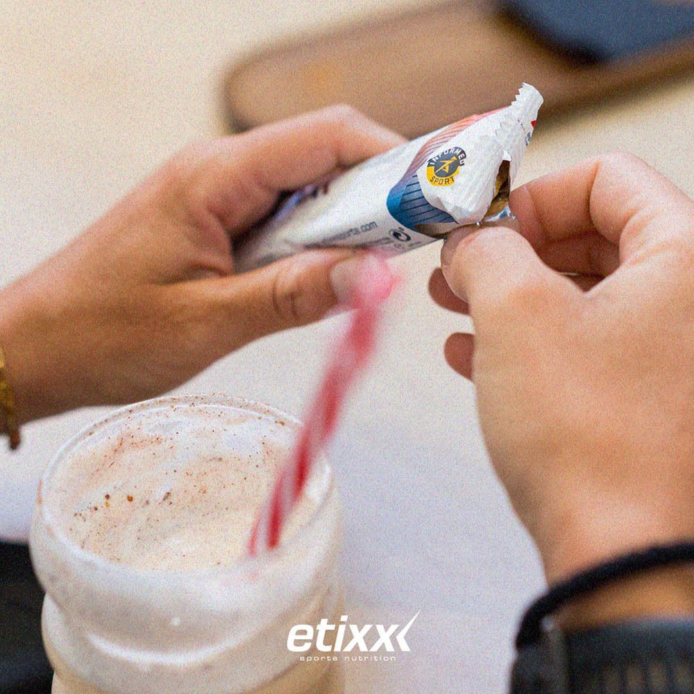 Etixx Energy Bar Nougat Banane/Dattel in einer Verpackung.