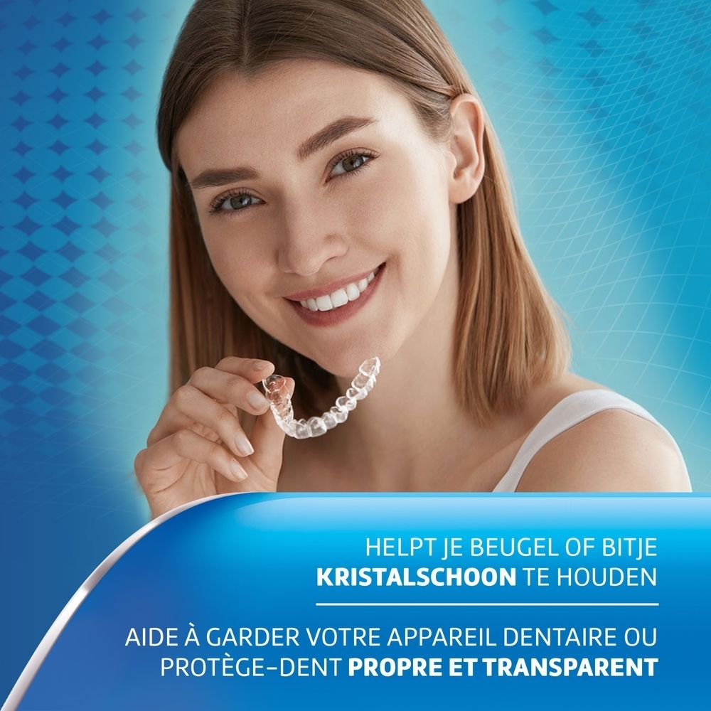 Femme avec appareil dentaire transparent. Fond bleu. Texte: Aide à garder votre appareil propre.