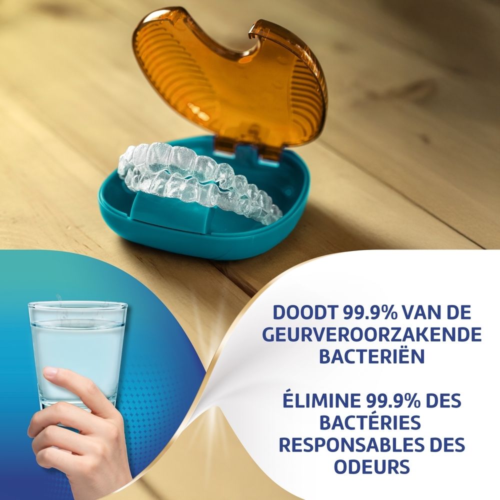Appareil dentaire dans un étui. Verre d'eau. Texte: Tue 99,9% des bactéries. Fond bleu et doré.