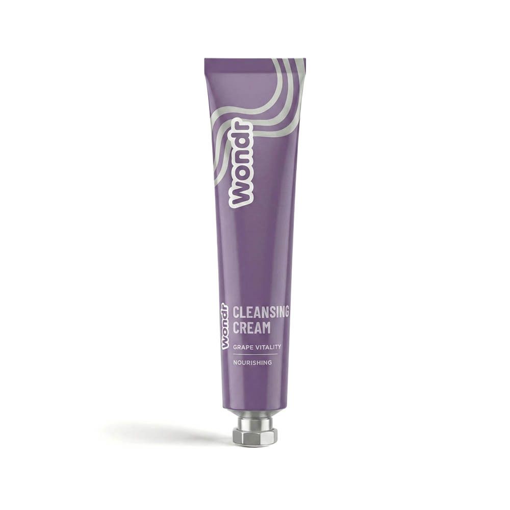 Lila Tube mit "Wondr"-Logo und "Cleansing Cream Grape Vitality" Schriftzug. Metallkappe. Auf weißem Hintergrund.