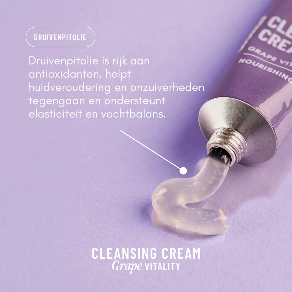 Nahaufnahme der Tube mit herausgedrückter Creme. Text: "Druivenpitolie" und Beschreibung. Auf lila Hintergrund.