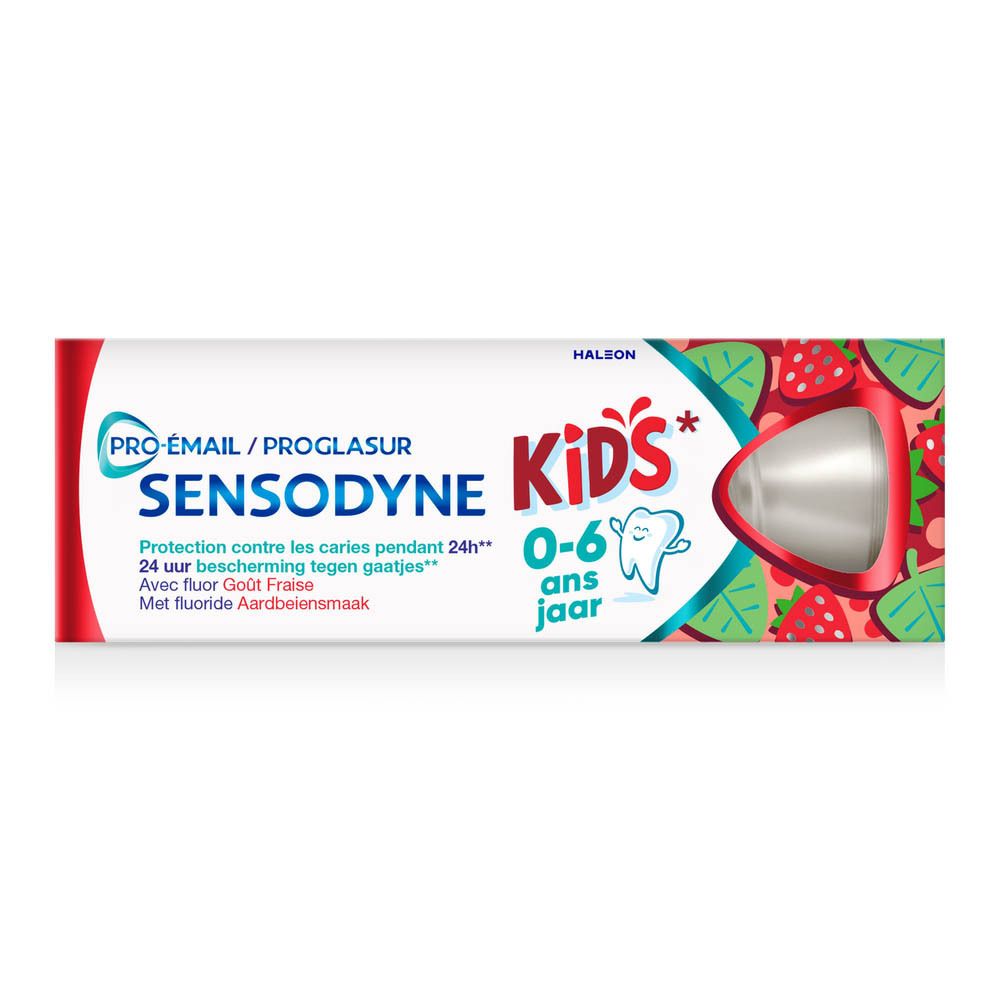 Tube de dentifrice. Sensodyne Kids 0-6 ans. Design fraise. Vue rapprochée.