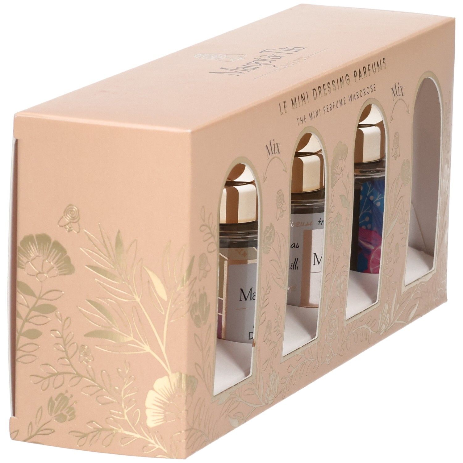 Vue en biais d'un coffret cadeau avec trois mini-parfums visibles. La boîte est beige avec des décorations florales dorées.